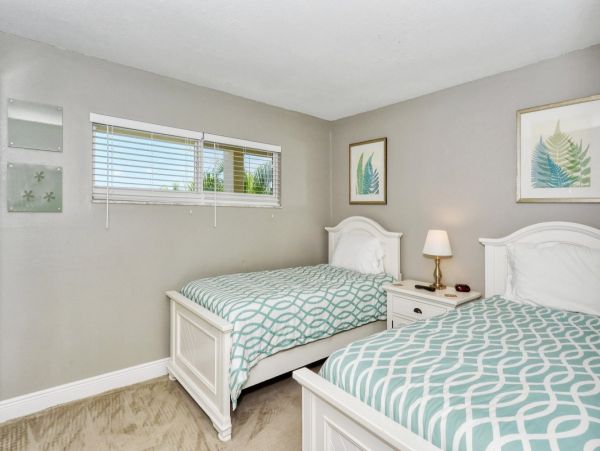 Pool View 2-Bed, 1-Bath Rental Walk to Siesta Key Beach