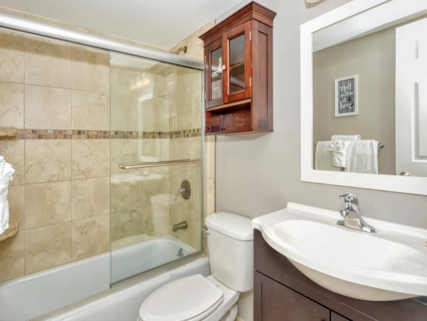 Pool View 2-Bed, 1-Bath Rental Walk to Siesta Key Beach