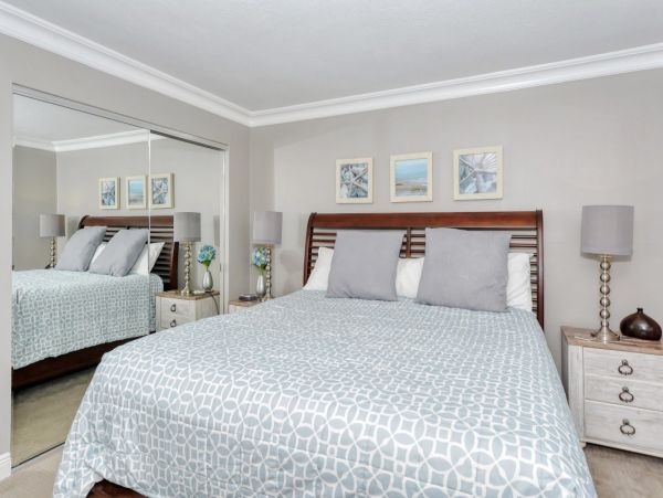 Pool View 2-Bed, 1-Bath Rental Walk to Siesta Key Beach
