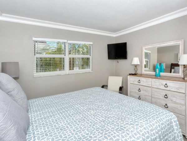 Pool View 2-Bed, 1-Bath Rental Walk to Siesta Key Beach