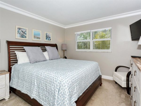 Pool View 2-Bed, 1-Bath Rental Walk to Siesta Key Beach