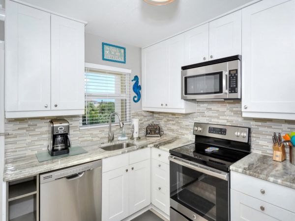 Pool View 2-Bed, 1-Bath Rental Walk to Siesta Key Beach
