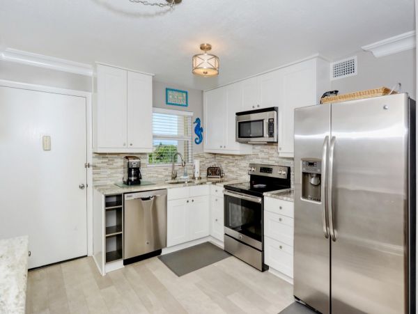Pool View 2-Bed, 1-Bath Rental Walk to Siesta Key Beach