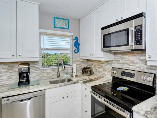 Pool View 2-Bed, 1-Bath Rental Walk to Siesta Key Beach