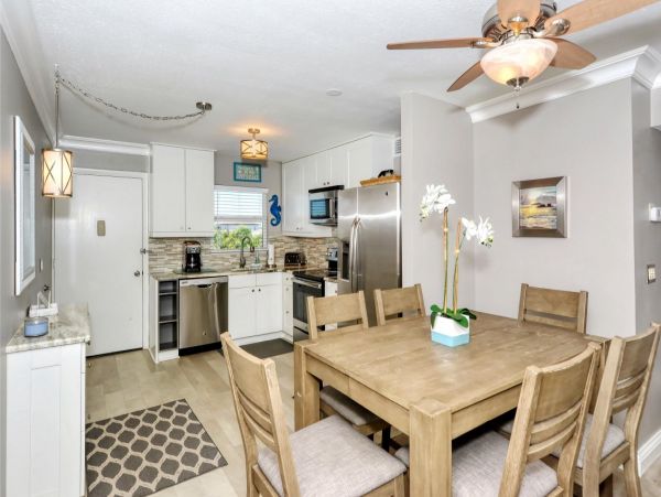 Pool View 2-Bed, 1-Bath Rental Walk to Siesta Key Beach