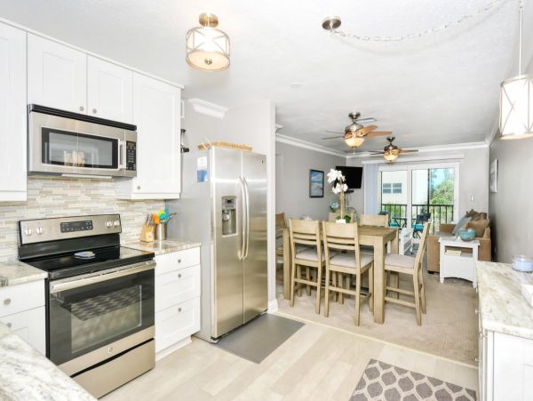 Pool View 2-Bed, 1-Bath Rental Walk to Siesta Key Beach