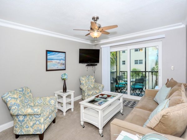 Pool View 2-Bed, 1-Bath Rental Walk to Siesta Key Beach