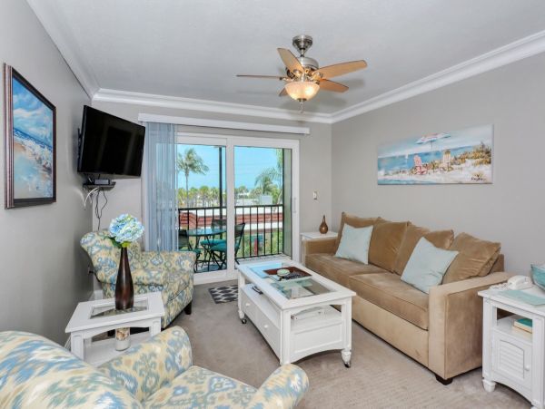 Pool View 2-Bed, 1-Bath Rental Walk to Siesta Key Beach