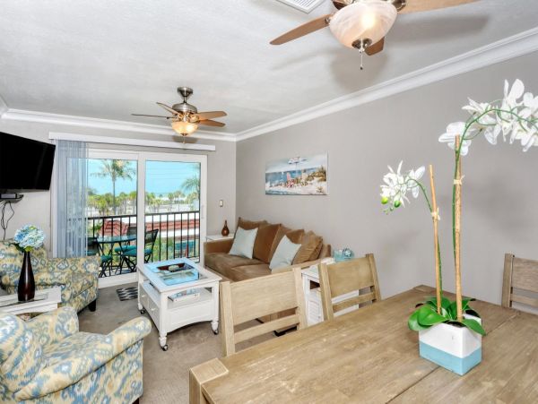 Pool View 2-Bed, 1-Bath Rental Walk to Siesta Key Beach
