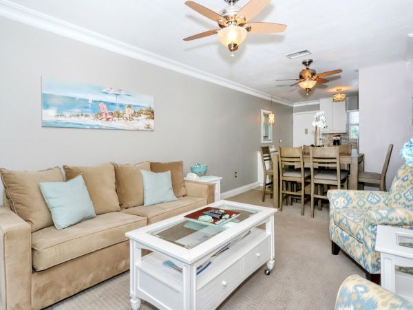 Pool View 2-Bed, 1-Bath Rental Walk to Siesta Key Beach