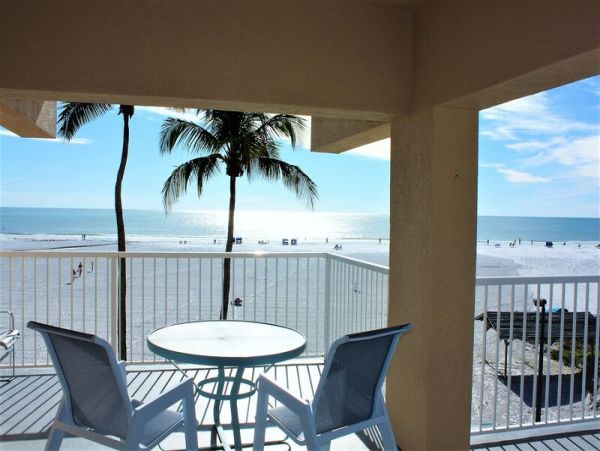 Lovely Siesta Key Vacation Rental with 3 Bedrooms & Ocean Views