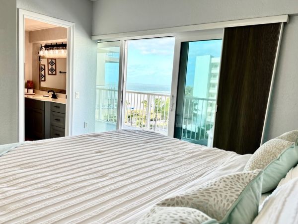 Siesta Key Beachfront Bliss - Steps from the Sand