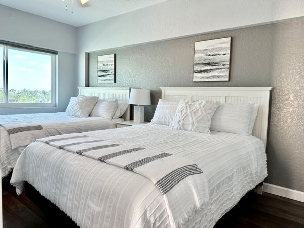 Siesta Key Beachfront Bliss - Steps from the Sand