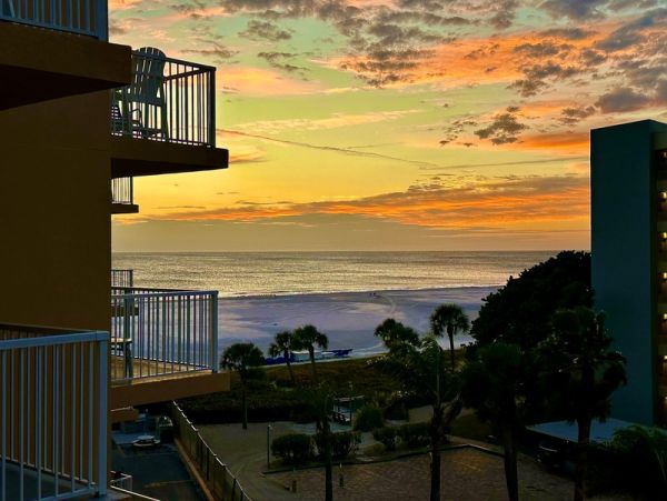 Siesta Key Beachfront Bliss - Steps from the Sand