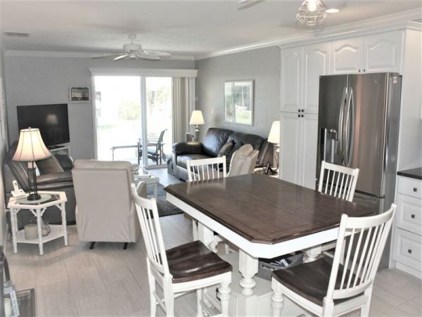 Charming 2 Bedroom Condo on Siesta Key Sleeps 5 Guests
