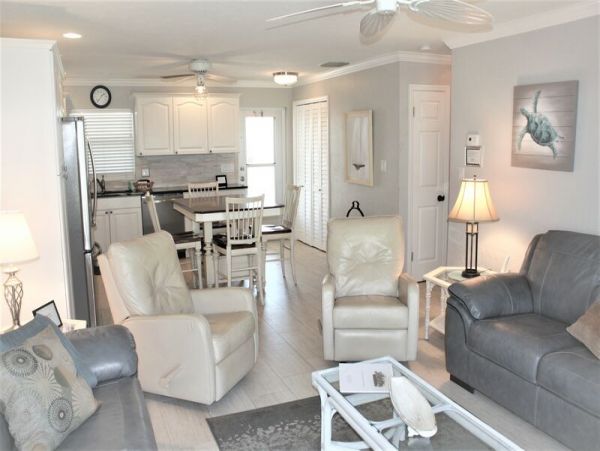 Charming 2 Bedroom Condo on Siesta Key Sleeps 5 Guests