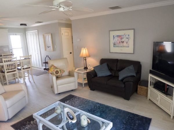 Charming 2 Bedroom Condo on Siesta Key Sleeps 5 Guests