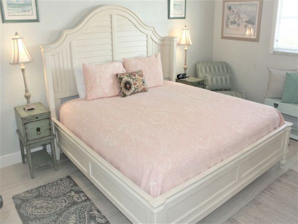 Charming 2 Bedroom Condo on Siesta Key Sleeps 5 Guests