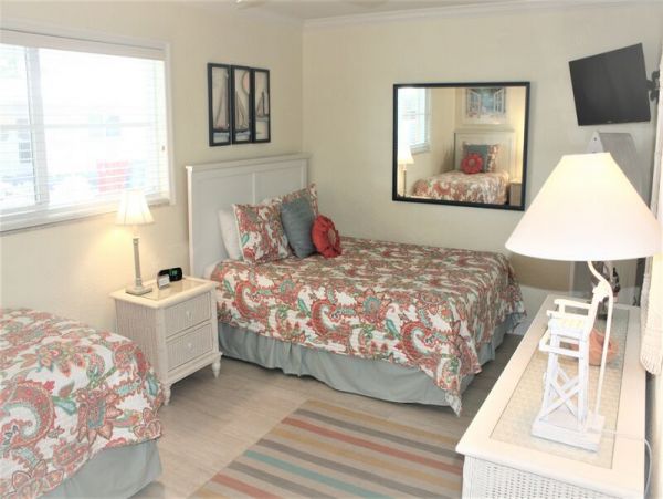 Charming 2 Bedroom Condo on Siesta Key Sleeps 5 Guests