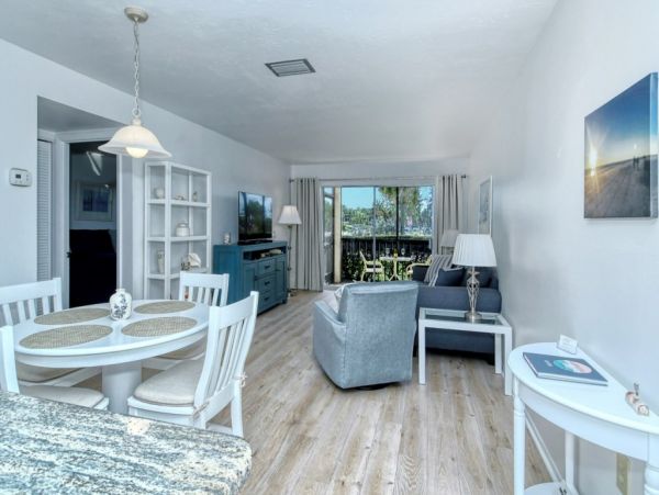 Cozy One Bedroom on Sunny Siesta Key Sleeps 3 Guests