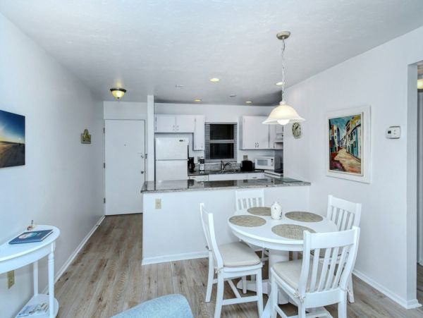Cozy One Bedroom on Sunny Siesta Key Sleeps 3 Guests