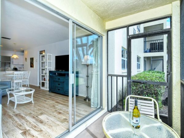 Cozy One Bedroom on Sunny Siesta Key Sleeps 3 Guests