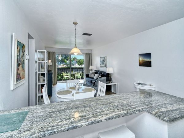 Cozy One Bedroom on Sunny Siesta Key Sleeps 3 Guests