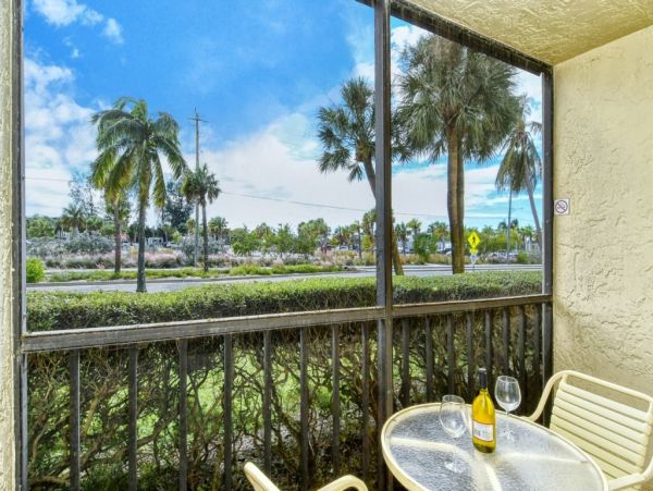Cozy One Bedroom on Sunny Siesta Key Sleeps 3 Guests