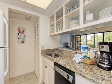 Charming 2 Bedroom Condo on the Bay Private Beach Access