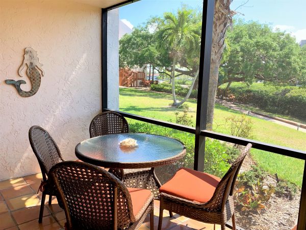 Siesta Key 2 Bedroom Vacation Condo Close to Beach