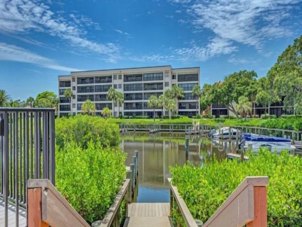 Siesta Key 2 Bedroom Vacation Condo Close to Beach