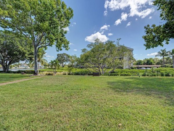 Bayside walk to beach updated unit