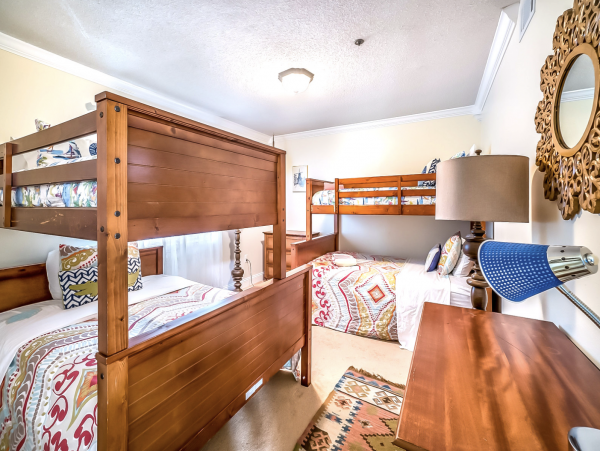 Ideally  Situated Between the 2 Best Beaches on Siesta