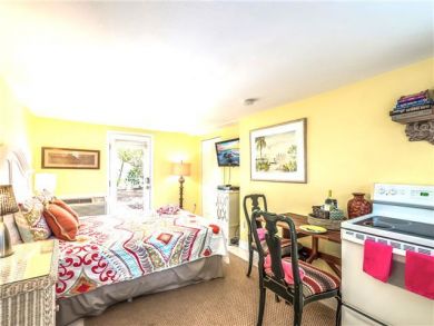 Siesta Key Vacation Studio Sleeps 2 - Short Walk to Beach