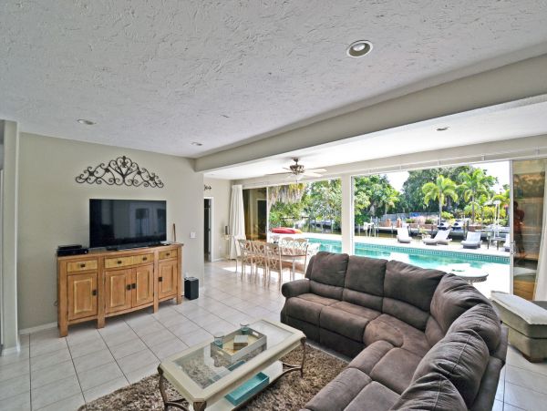 Four Bedroom- Luxury Siesta Key Home with Pool on the Water