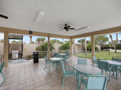 Siesta Key Two Bathroom Condo with Communal Pool