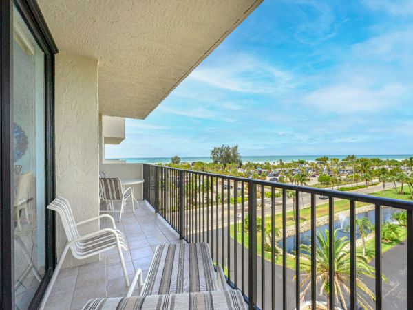 Luxurious 2-Bedroom Condo with Gulf Views in Siesta Key