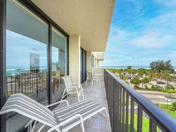 Luxurious 2-Bedroom Condo with Gulf Views in Siesta Key