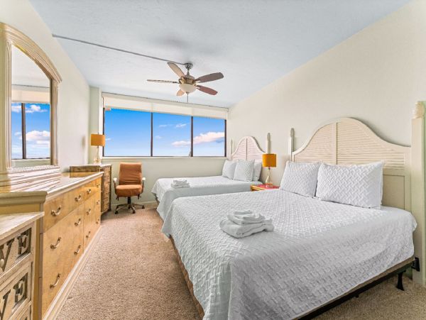 Luxurious 2-Bedroom Condo with Gulf Views in Siesta Key