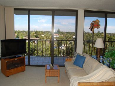 Lovely 2 bed 2 ba Condo directly across from the #1 beach