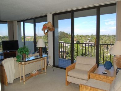 Lovely 2 bed 2 ba Condo directly across from the #1 beach