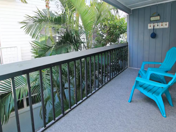 Two Bedroom Condo Sleeps 6 Short Walk to Beach