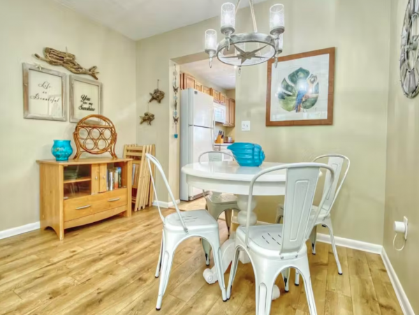 Two Bedroom Condo Sleeps 6 Short Walk to Beach