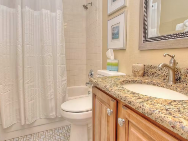 Two Bedroom Condo Sleeps 6 Short Walk to Beach