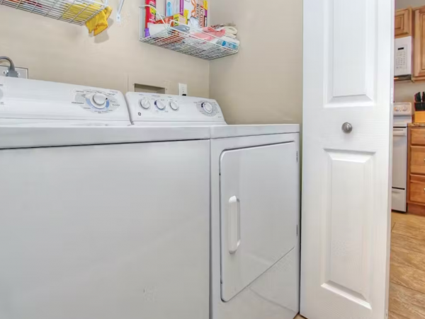 Two Bedroom Condo Sleeps 6 Short Walk to Beach