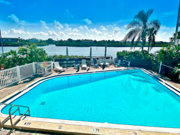 Two Bedroom Condo Sleeps 6 Short Walk to Beach