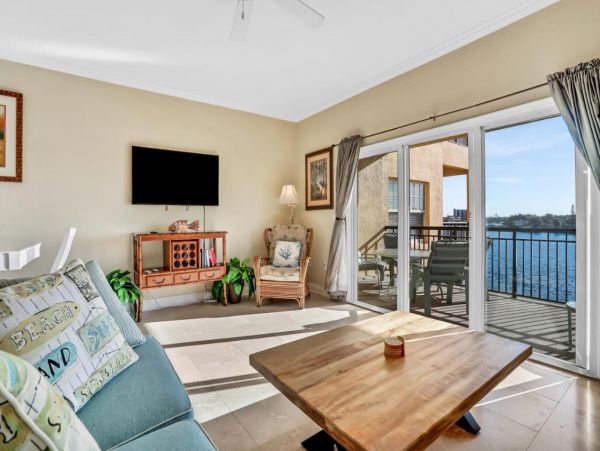 Lovely 2 Bedroom Condo in Treasure Island