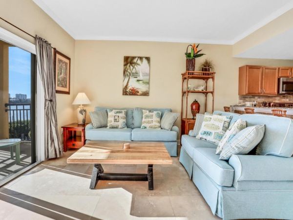 Lovely 2 Bedroom Condo in Treasure Island