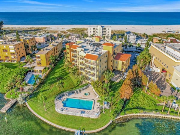 Lovely 2 Bedroom Condo in Treasure Island