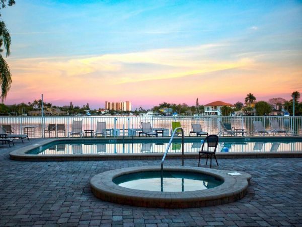Lovely 2 Bedroom Condo in Treasure Island